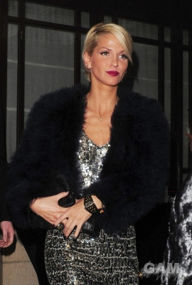 Sarah_and_Nicola_arrive_back_at_their_hotel_281109_19.jpg