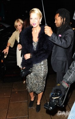 Sarah_and_Nicola_arrive_back_at_their_hotel_281109_28.jpg