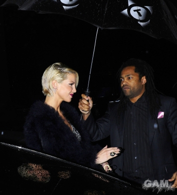 Sarah_and_Nicola_arrive_back_at_their_hotel_281109_35.jpg