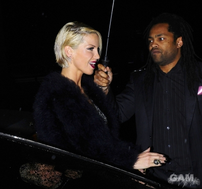 Sarah_and_Nicola_arrive_back_at_their_hotel_281109_37.jpg