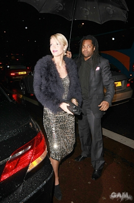 Sarah_and_Nicola_arrive_back_at_their_hotel_281109_44.jpg
