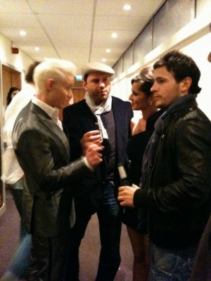 Cheryl_backstage_at_The_X_Factor_studios_291109_3.jpg